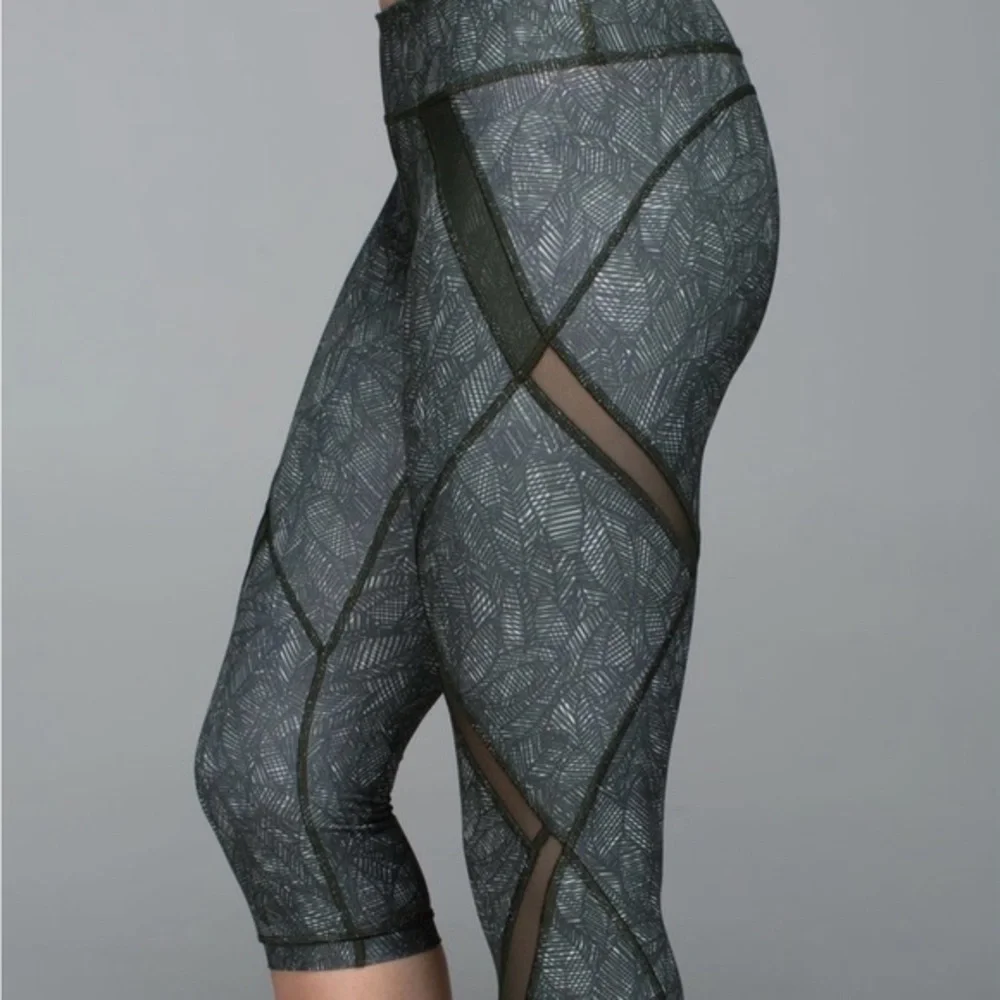 Lululemon Cool To Street Crop Jazzy White Gator Green